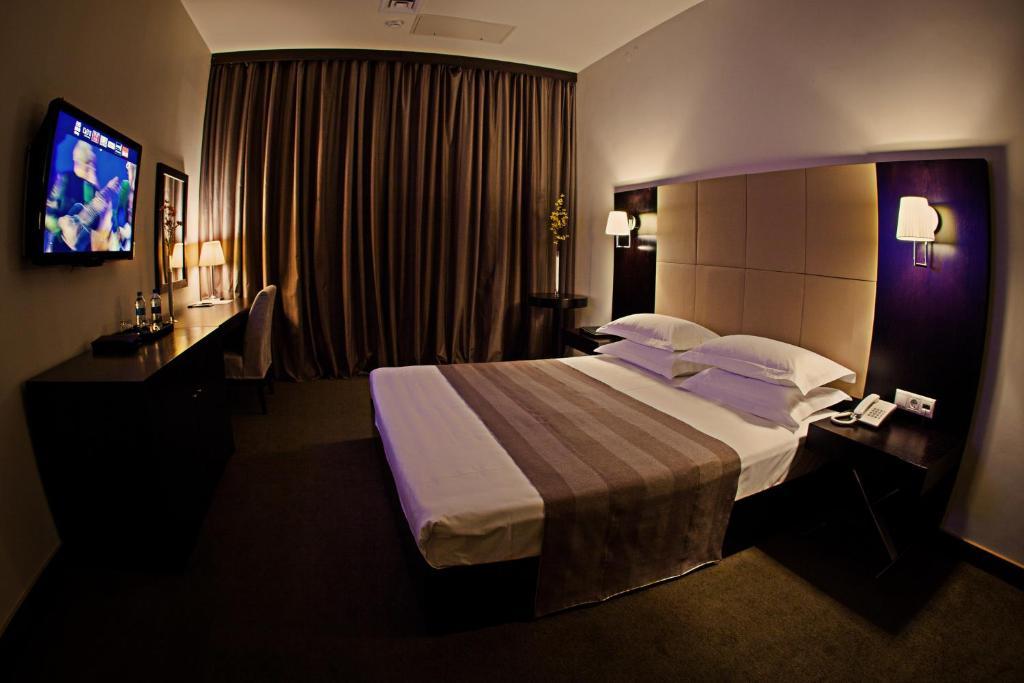 Voyage Hotel Karagandy Værelse billede