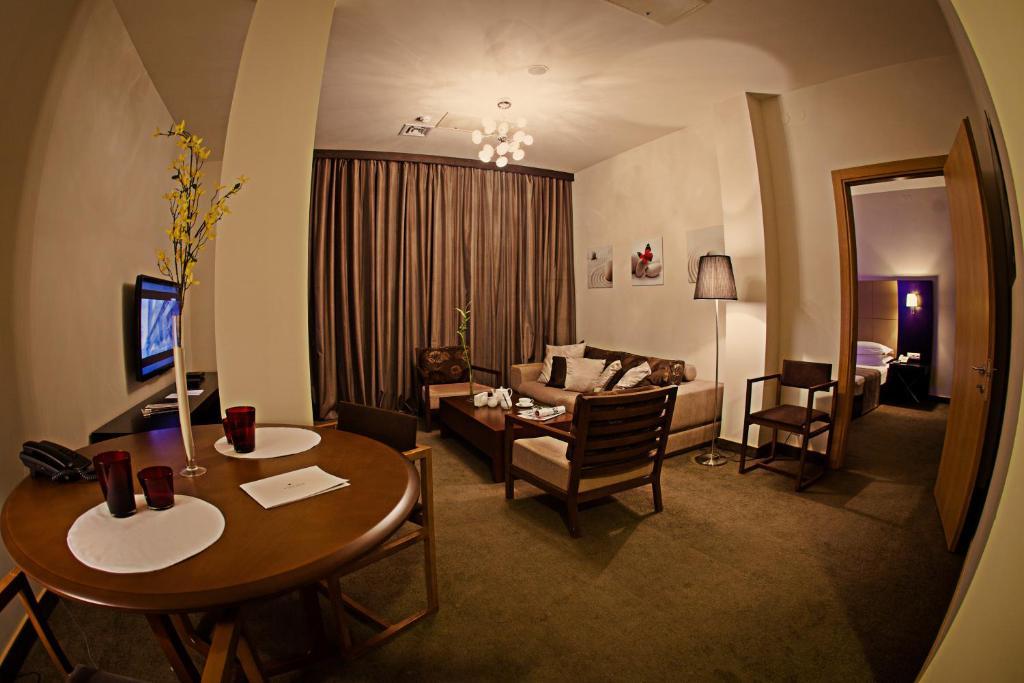 Voyage Hotel Karagandy Værelse billede